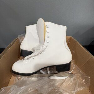 Vintage "New" Women White Skates- Size 7